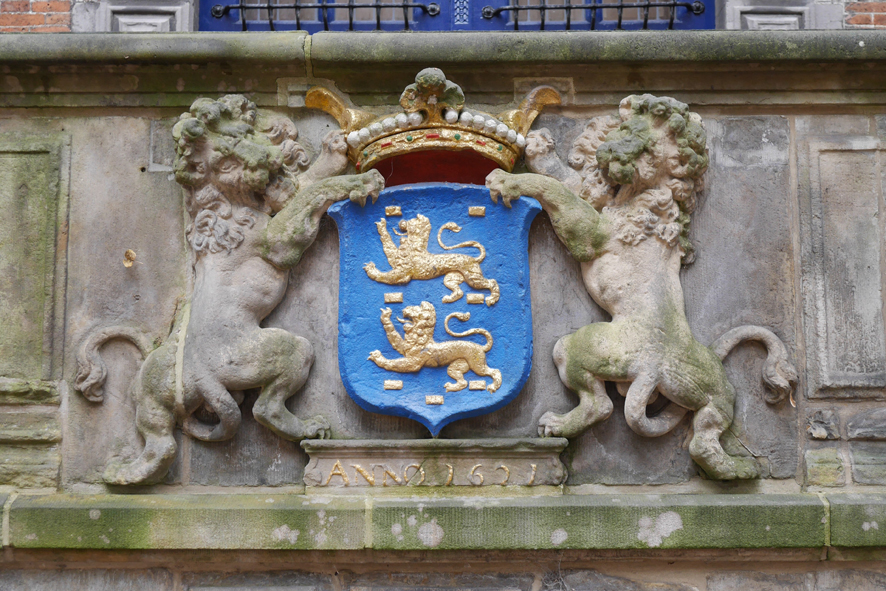 Leeuwen flankeren wapen van Friesland op voormalige Kanselarij (1571)