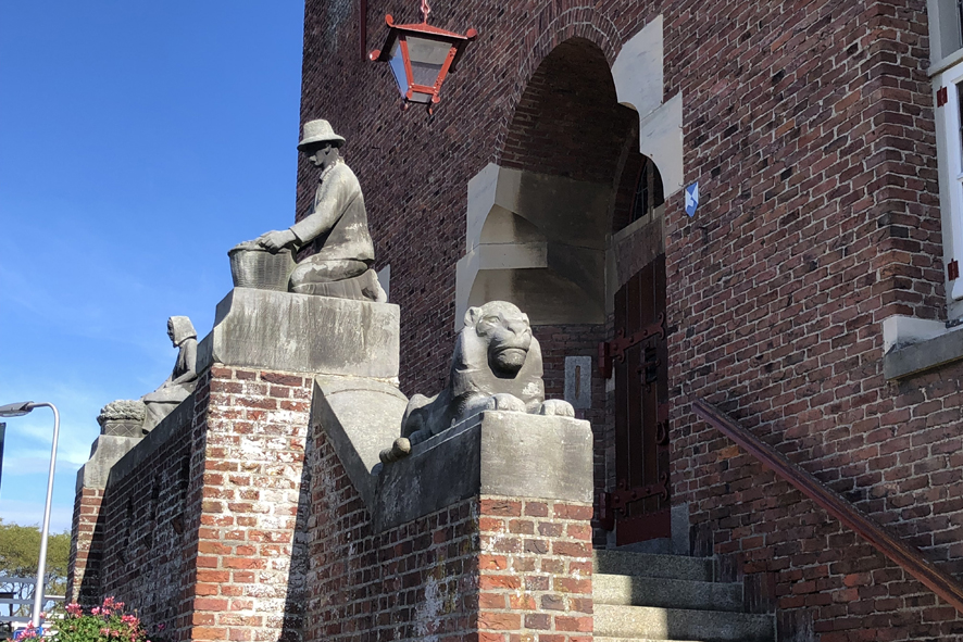 Leeuw op voormalig gemeentehuis (1930)