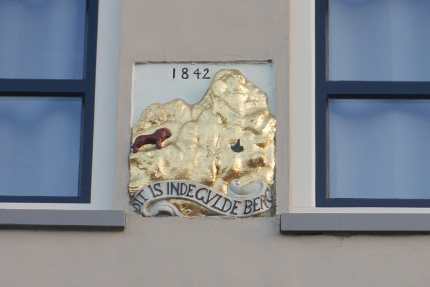 Gevelteen 'Dit is in de gulde berg' (1842)