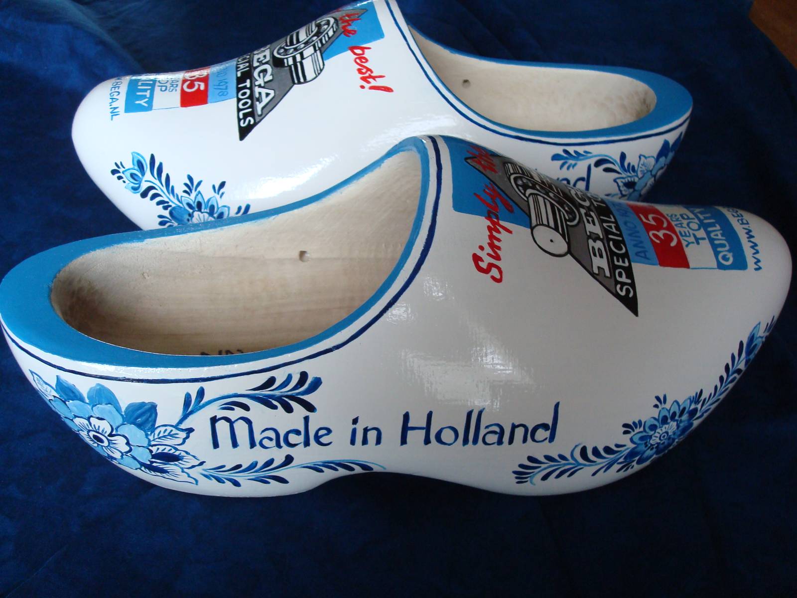 Delftsblauwe klompen van hout beschilderd