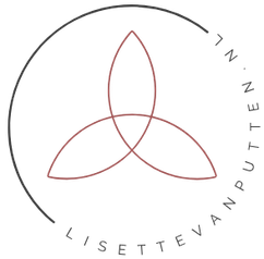 Triquetra - Keltisch symbool voor mind, body en soul in een cirkel, waarvan de helft een lijn is en de andere helft de tekst: lisettevanputten.nl bevat.