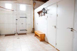 Entrance bathroom and toilet (1)