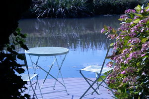 Terras aan het water