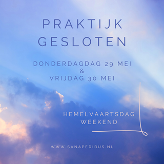Wolken verlicht door ondergaande zon met blauwe lucht erboven