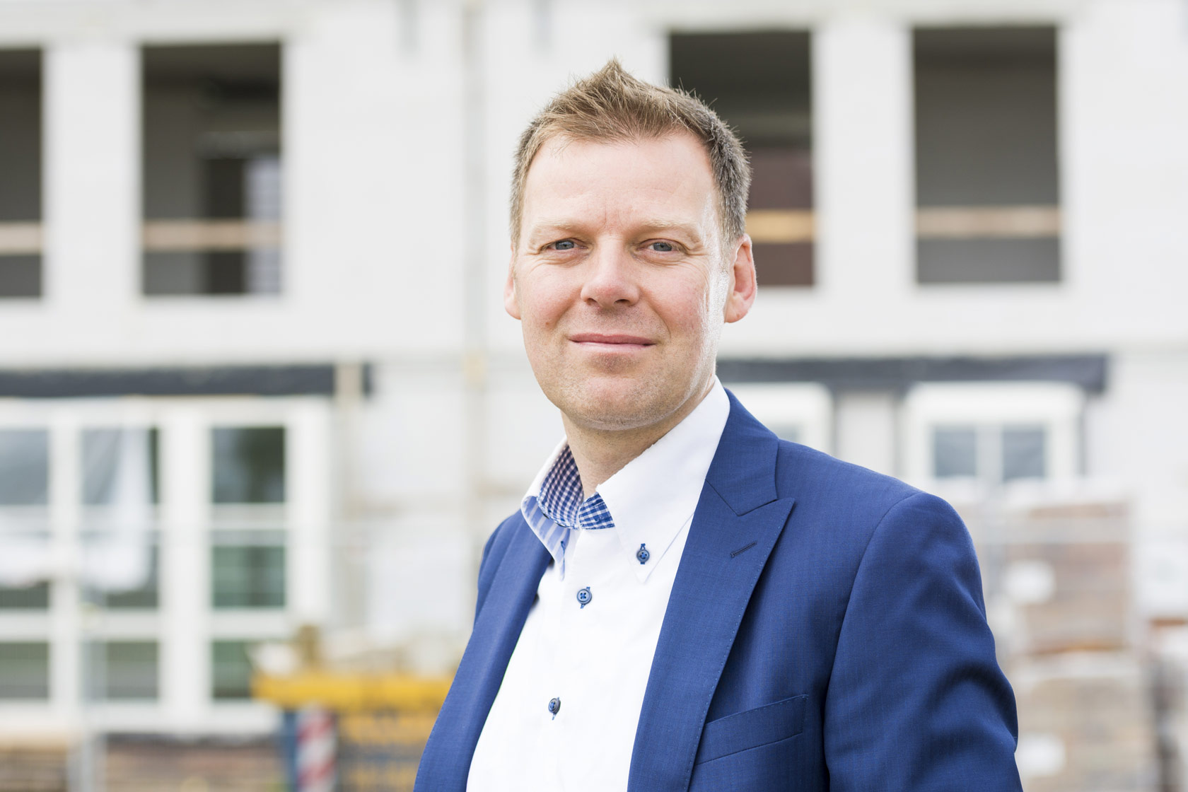 zijaanzicht van een hoog modern glazen gebouw