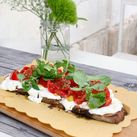 Heerlijke burrata kaas geserveerd met verse ingrediënten