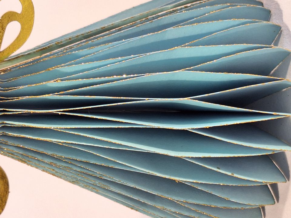 Alte Tradition faltbarer Papierengel Wabenengel 12 cm hellblau mit