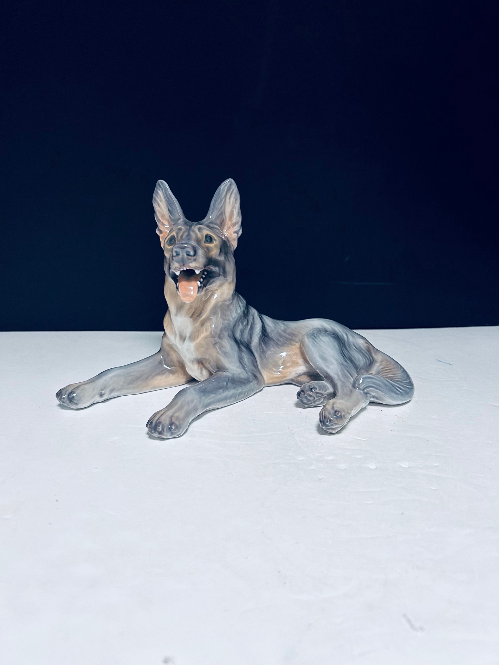 Dahl Jensen Schæferhund liggende nr. 1084, Dahl Jensen german 