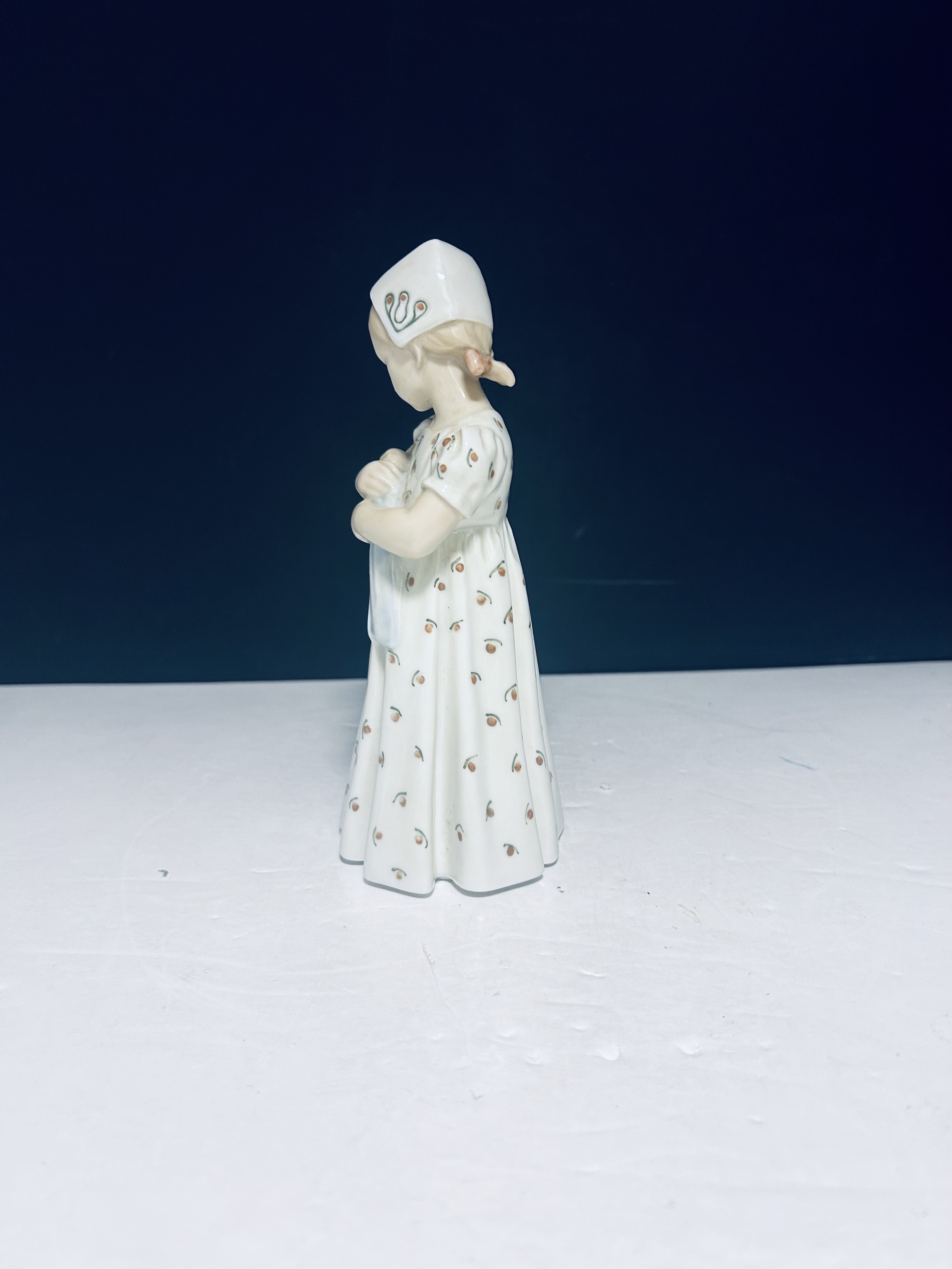B&G Mary nr. 1721 - Bing and Grondahl figurine 1721 