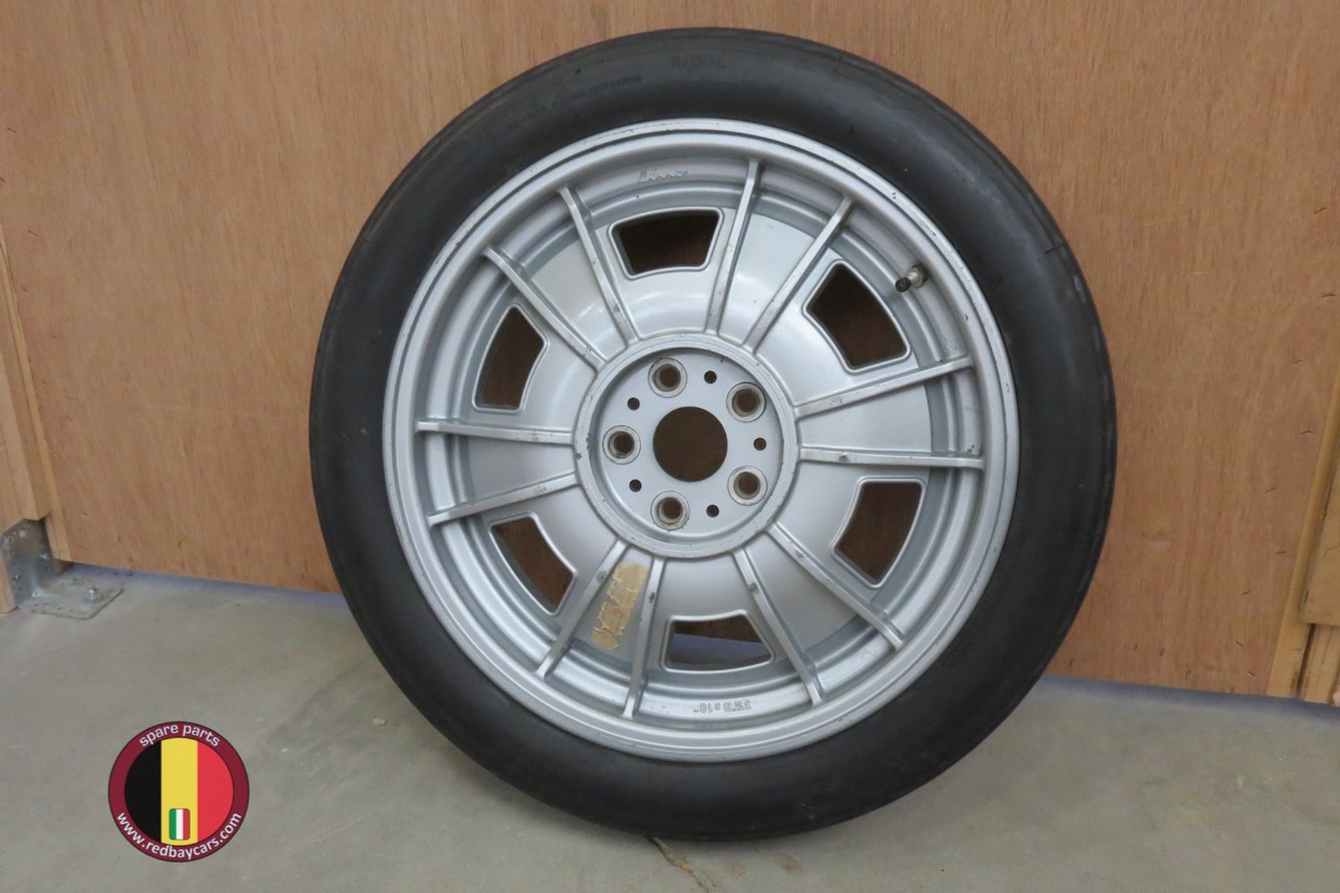 フェラーリディノ308GT4スペアタイヤ Spare Wheel Dino 208/308/GT4 Part nr 105593 - Red Bay Spare Parts