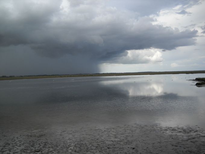 Regenbui boven het Limfjord (Jutland). Ingezonden door Adriaan van de Werken, gemaakt tijdens zijn rondrit op Jutland