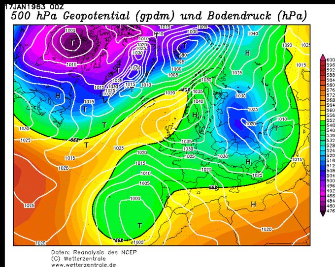 Een weerkaart uit de winter van 1963, namelijk die van 17 januari. Opvallend die winter was dat de punt van de hoogterug bij IJsland en Schotland (de oranje vinger op de kaart) meer dan eens naar het noordoosten was gericht. Dit levert een lage AO-index op, maar ook een grondhoog dat via Scandinavie verbinding kan maken met het meestal ook aanwezige hoog boven het noordwesten van Rusland. Bij ons dan noordoostelijke winden die koude lucht van erg koude oorsprong kunnen aanvoeren. Bron: Wetterzentrale.
