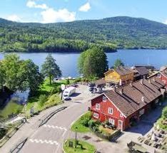 Eidsfoss Kro med landhandelen i bakgrunnen !