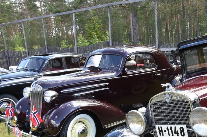 BLANKE: Den ene veteranbilen var blankere enn den andre. Her er to Chevroleter i litt forskjellige årklasser. Den eldre nærmest.