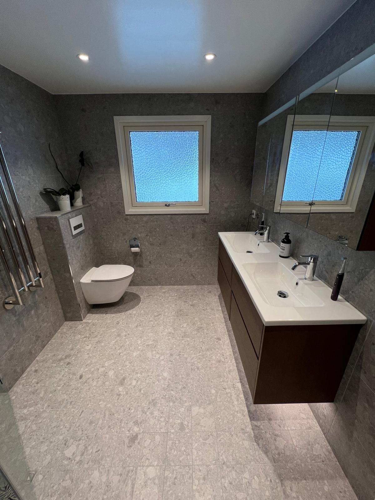 Modernt badrum i granitkeramik