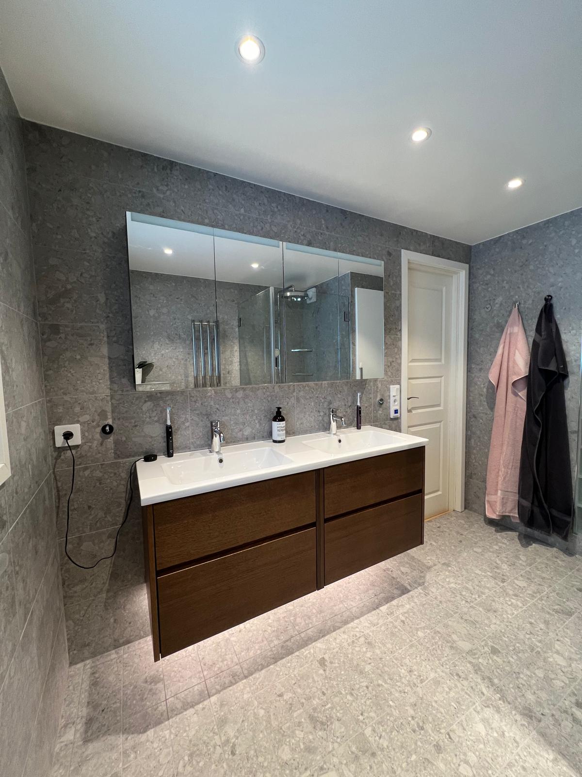 Dubbla handfat och rörelsesensor