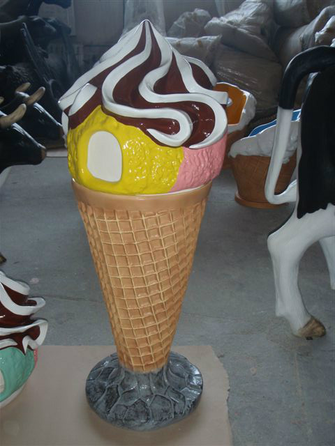 cornet de glace en resine et fibres de verre 150 cm de haut  equipé de trois trappes servant de poubelle de rue 
colori au choix 