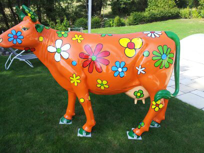 vache  décorée  220 cm x 160 cm x70 cm 45 kg 
peinture acrylique  vernie  