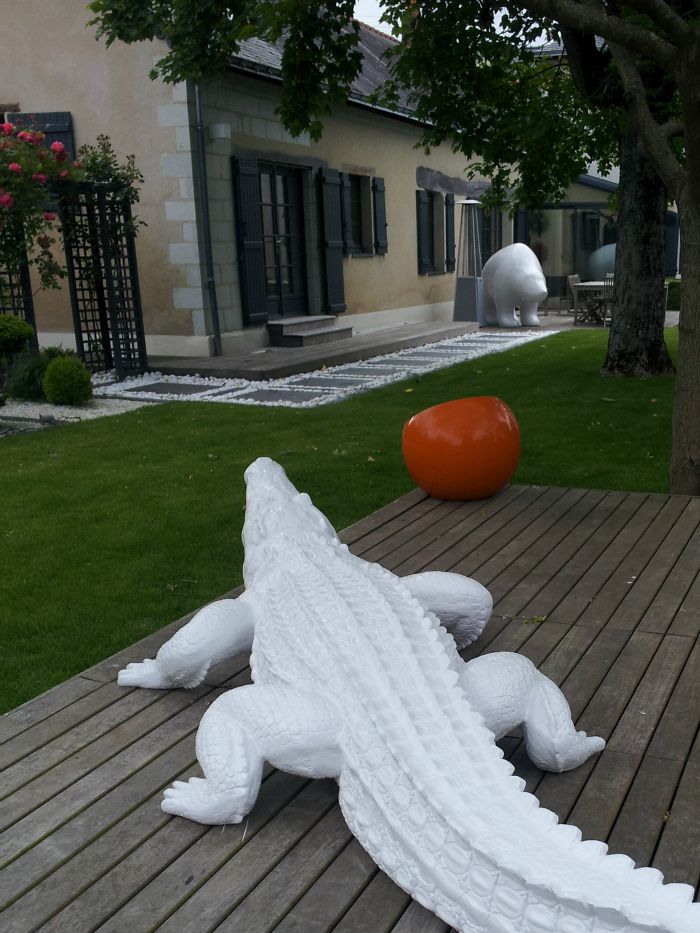 crocodile en resine et fibres de verre 
315 x120 x45 xcm
peinture acrylique vernie 
coloris blanc laqué.2170 € 