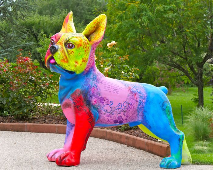 chien en résine et fibres de verre 
peinture acrylique 
205 cm haut
décoré par Christine pierrot