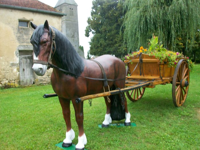 cheval en résine et fibres de verre grandeur nature 
coloris au choix 