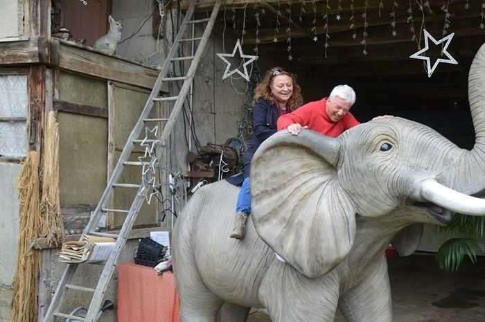 éléphant en résine et fibres de verre 
hauteur 260 cm long 370 cm largeur 150 cm 180 kg
