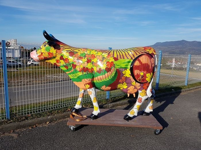 vache style cow parade décor thème la vigne en résine tri couche décor fait main
finition laquée vernie 
livraison sur devis
