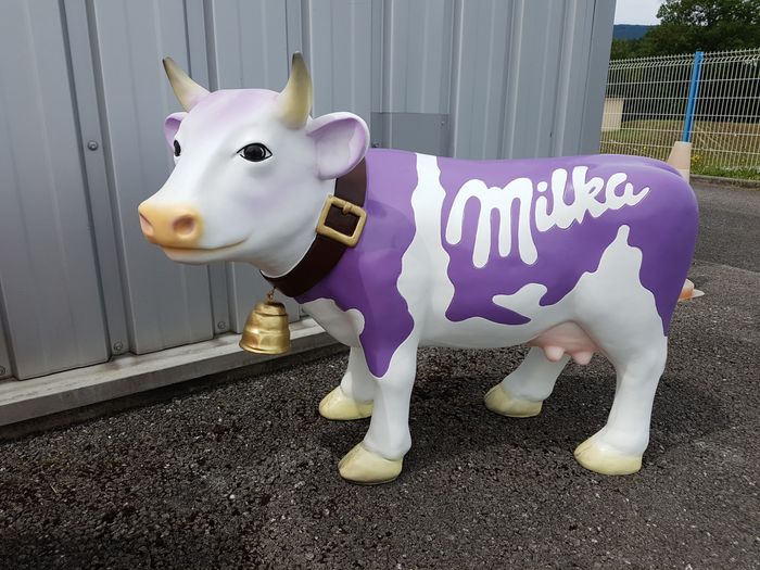 vachette milka en résine 
décor peinture acrylique satinée 
long 90 cm x67 cm de haut 