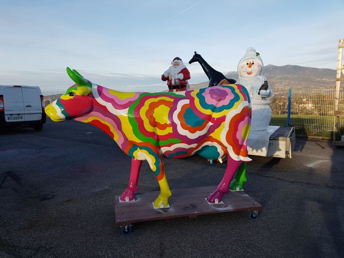 vache en résine et fibres de verre 
style cow parade décor fleuri 
finition vernie
220x155x70 cm 