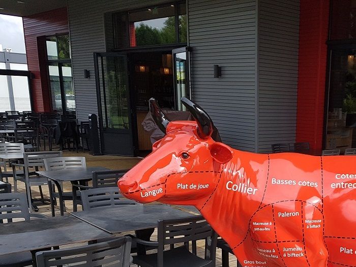 vache décor quartiers de viande 
finition vernie