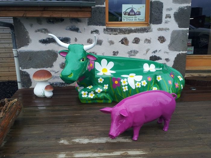 vache canape deux places
décorée fleurs ,  cornes salers 
finition vernie