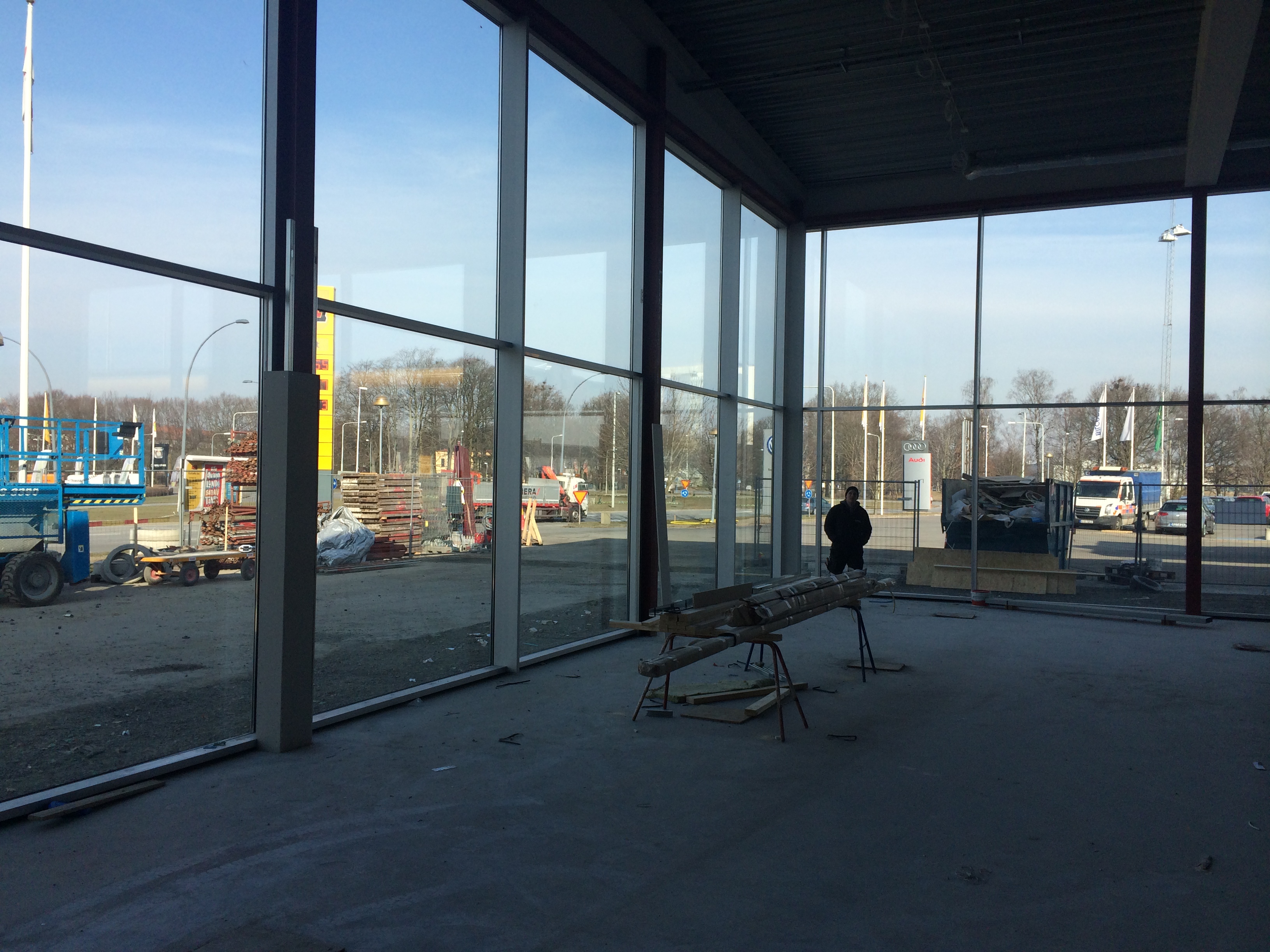 Montage av fasadglas, Bilhall