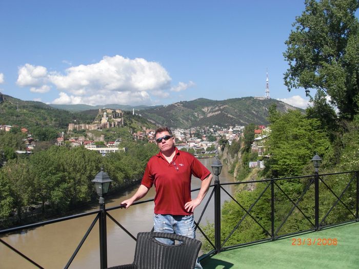 I KAUKASUS: Tbilisi i Georgia i 2008. Elven Kura i bakgrunnen. Fotograf: Politimester Georg Isdahl.