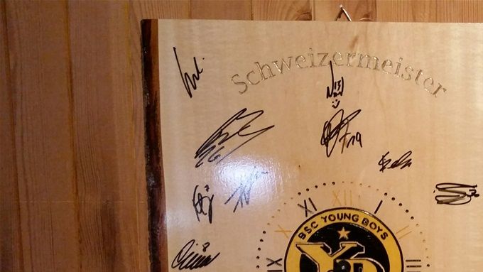 Da sind die vier neuen  YB Schweizermeister-Uhren 2021 mit Zertifikat von Ändus Atelier inklusive Bilderrahmen fürs Zertifikat. Grösse der Uhr  Höhe ca. 50 cm  Breite ca. 40 cm  Frontseite ist von den YB-Spielern unterschrieben. Logo und Schrift ist von Hand geschnitzt und gefärbt. Auf der Rückseite ist die Nummerierung eingeschnitzt und das Abholdatum von Hand geschrieben vermerkt.  Verkaufspreis CHF 395.