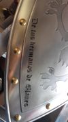Incripción sobre armadura de metal