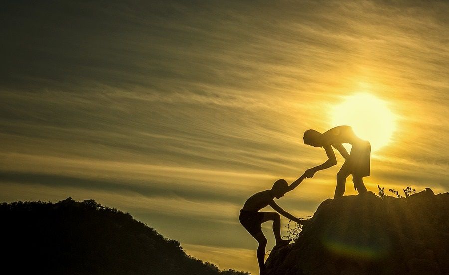 Amar y ser amados es el primer paso, que te lleva a la Felicidad, y se sitúa en la cumbre de las Fortalezas interiores, sería aquella fortaleza a la que el resto aspiran, objeto de la mirada del coraje y la pasión, ahí donde se dirigen metas e ilusiones, ahí donde la sabiduría quiere conquistar la cumbre del sentido que hace de la felicidad entendimiento; el AMOR el primer paso y la cumbre de la aspiración más elevada, aquella fortaleza que te sacia y te vacía de todo lo que no es necesario para ser feliz. Conquistar amor para entregarlo.