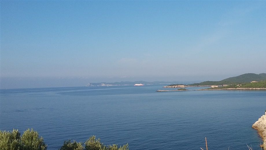 Foto fra Sivota med øen Korfu ude i horisonten