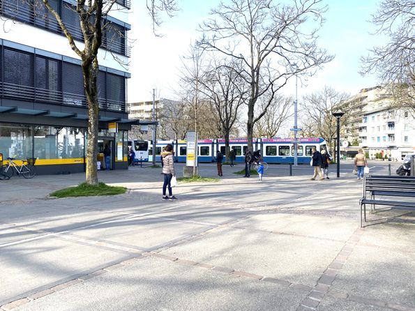 Kundenreihe vor der Post Schwamendingen