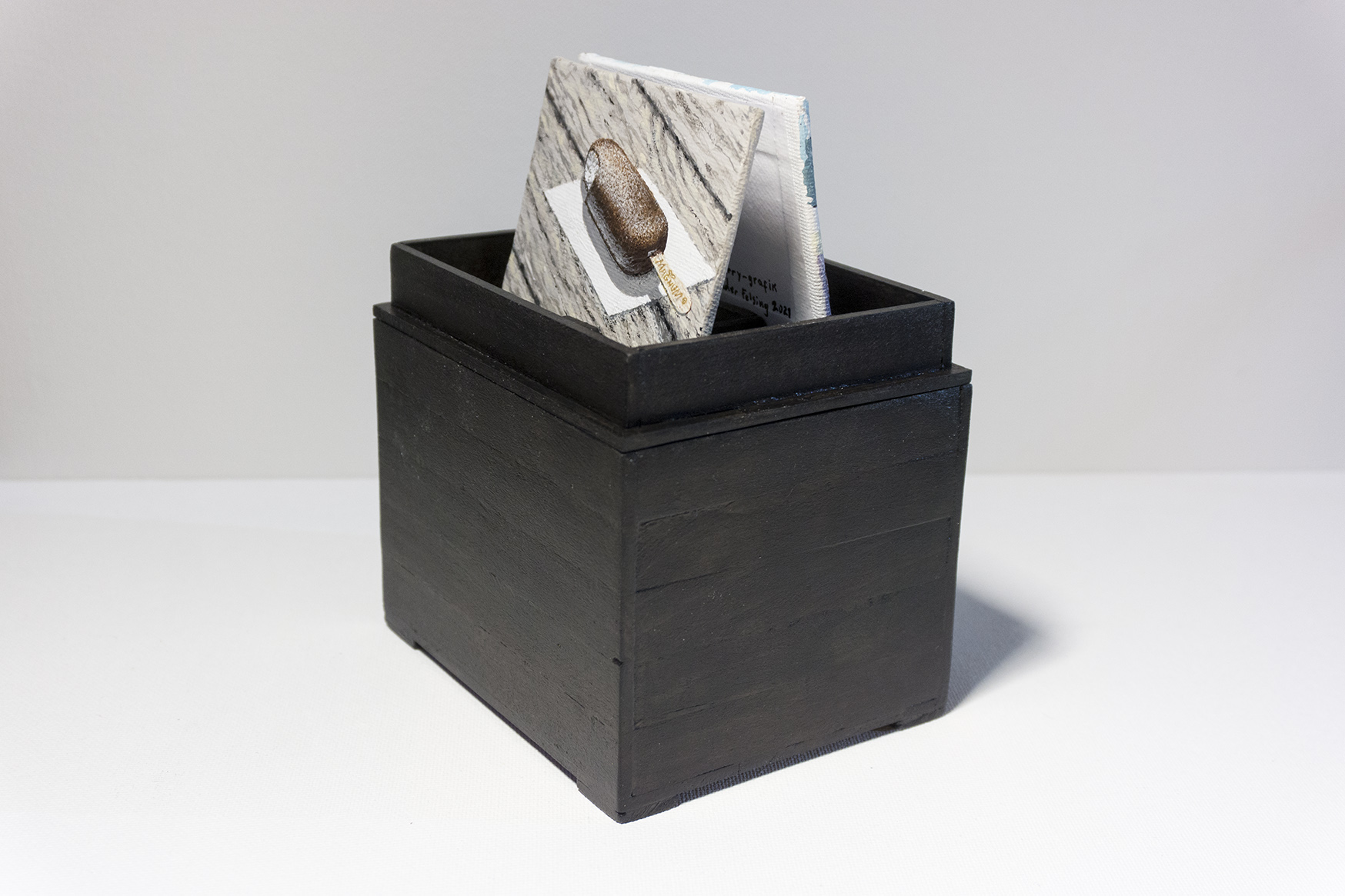 AlexanderFelsingMiniHomeGalleryBox2stand2Liten
