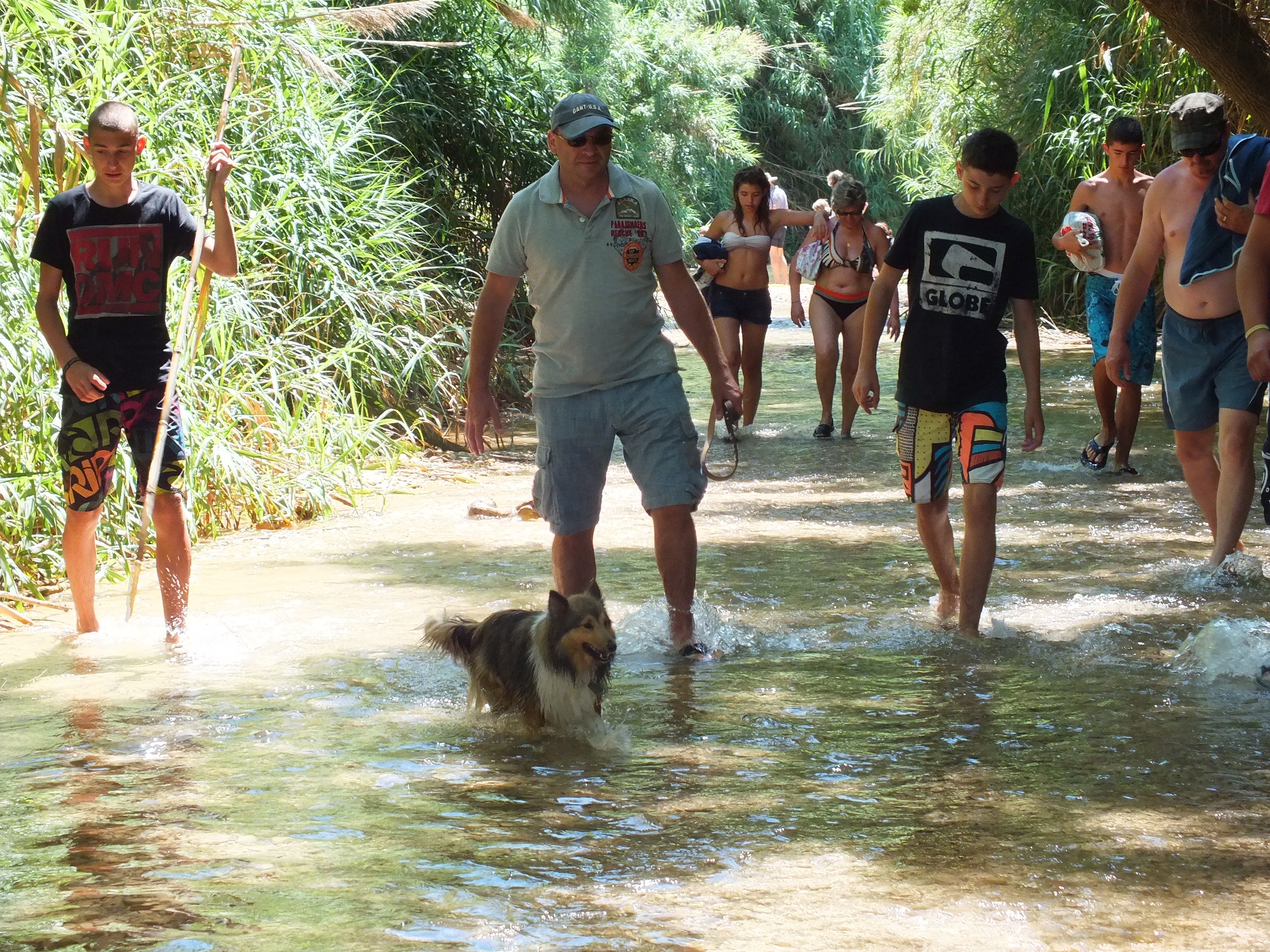 Wandelen door het riviertje bij de waterval