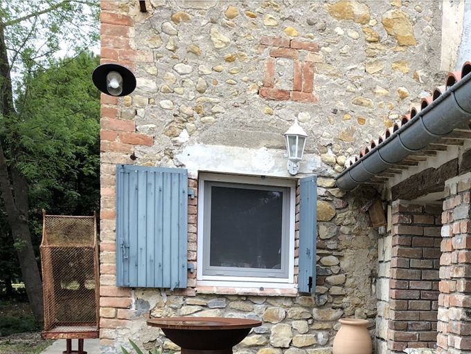 ntrée du gîte et Pierrade pour plus de convivialité !