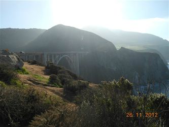 Bixby bridge i motljus längs Highway 1