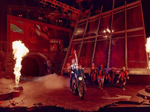 Bat Out Of Hell's Raven and Strat (Martha Kirby and Glenn Adamson) arrive on the set.