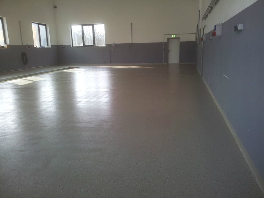 Bodenbeschichtung - LKW-Werkstatt
250 m² 