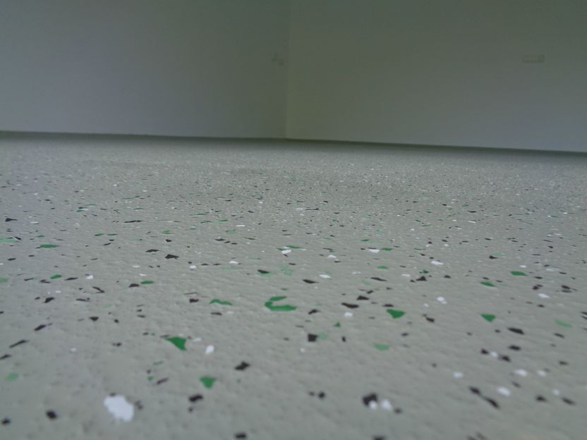 Beschichtung mit Farb-Chips. Garagenboden