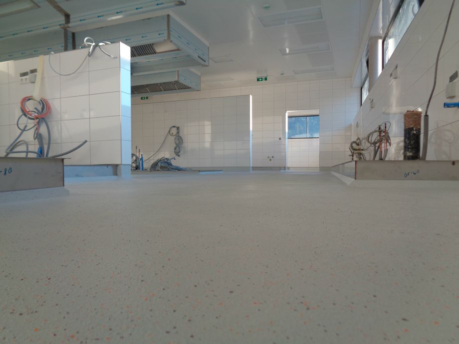 Abriebfeste Industriebodenbeschichtung (Küchenboden)
Bezirksaltenpflegeheim 
Lassing 1.270m² 
