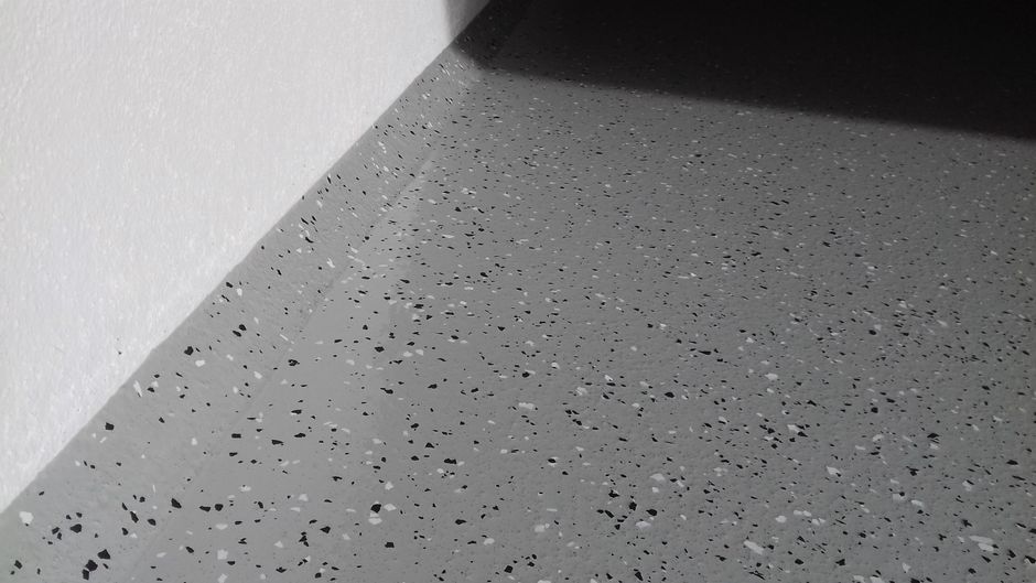 Kunstharz mit Farb-Chips.    Garagenboden (Gleisdorf)