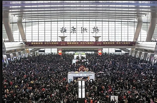 Fig. 7 Un po' di gente alla stazione