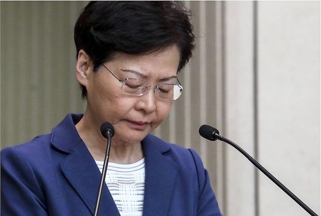 Carrie Lam: piange per la sua incapacità 0 perché è stretta fra due fuochi?