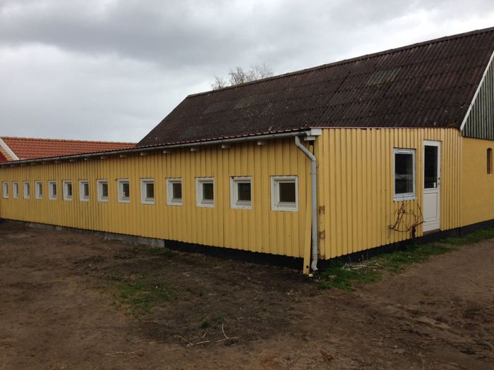 Nedenfor foto's af boks med løbegård, og boks til indekatte